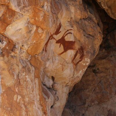 Taş devrinden kalan tarihi mağarayı talan ettiler!