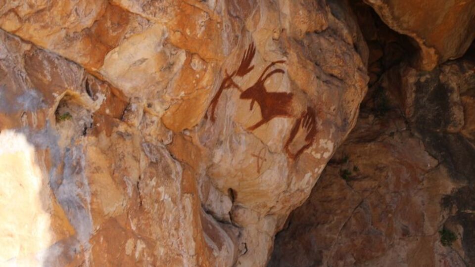 Taş devrinden kalan tarihi mağarayı talan ettiler!