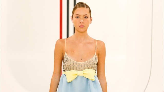 Annesinin izinden gidiyor