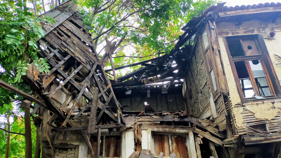 Sağanak yağışta asırlık bina yıkıldı!