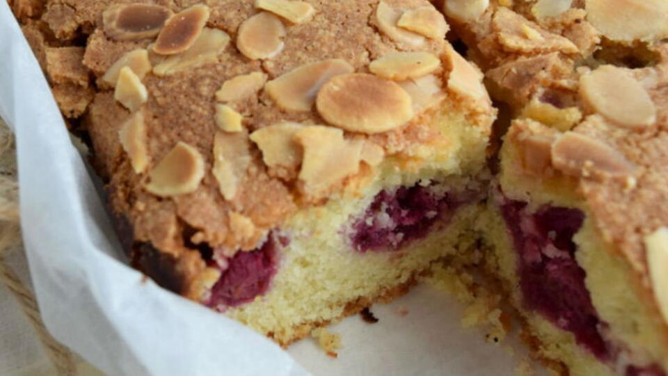 Bademli Frambuazlı Kek Tarifi