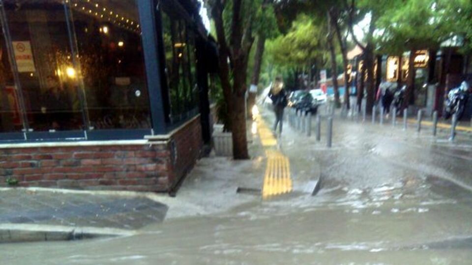 Cadde ve sokaklar göle döndü