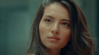 Yasemin eteğindeki taşları döküyor