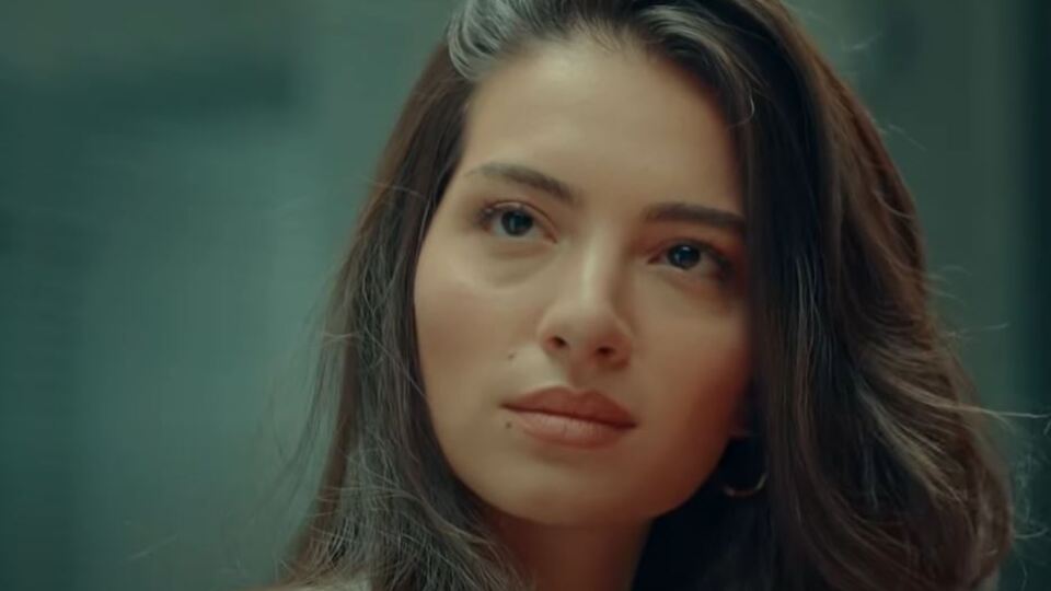 Yasemin eteğindeki taşları döküyor