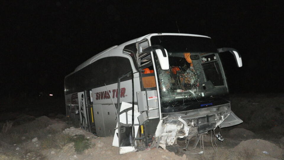 Yolcu otobüsü şarampole devrildi: Yaralılar var