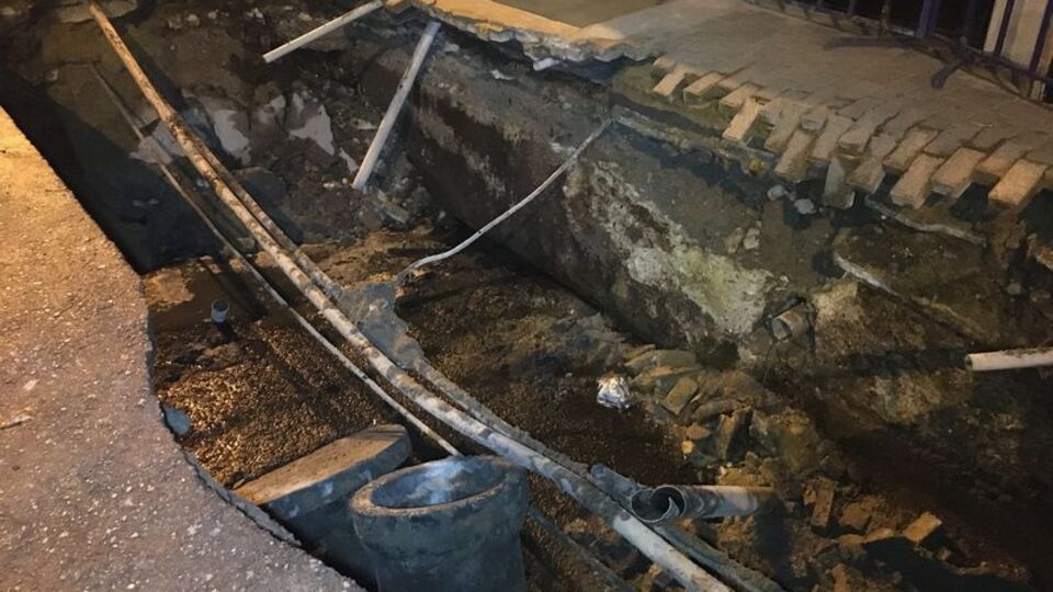 Küçükçekmece'de kaldırım çöktü