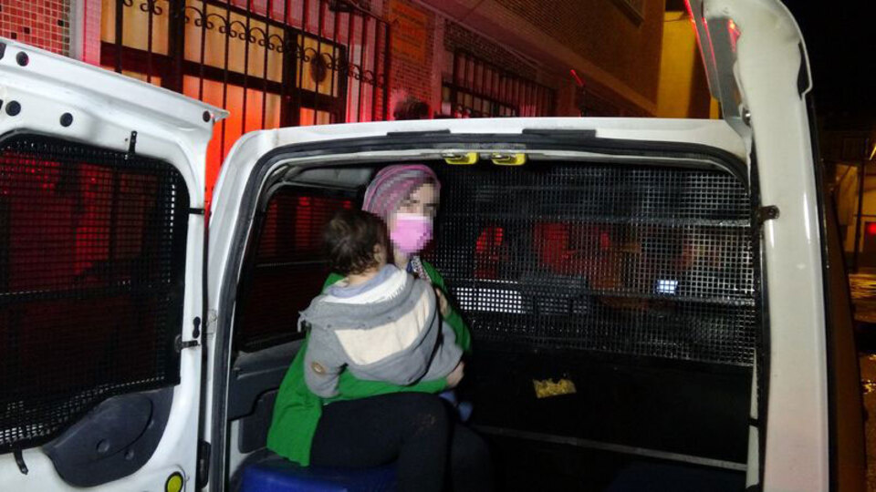 Yemeği nasıl beğenmezsin! Sonrası dehşet!