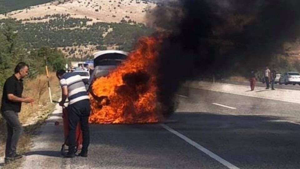 Sıfır araç alev alev yandı!