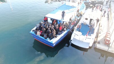 İzmir'de kaçakları taşıyan tekneye baskın!