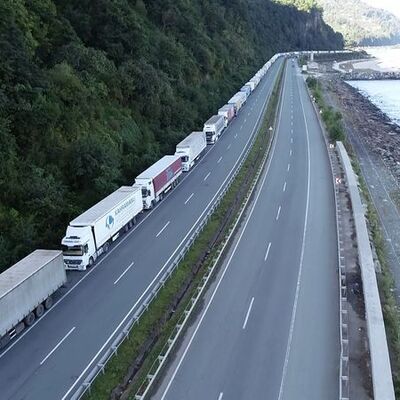 Türk TIR'larına Ermenistan köylerinde saldırı