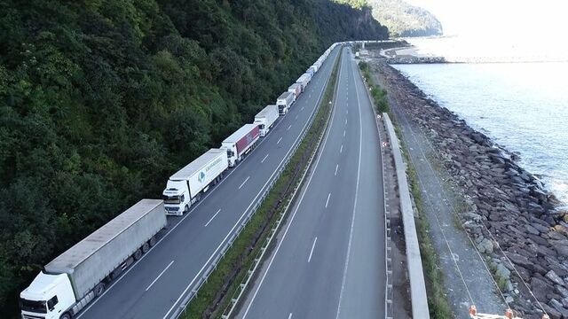 Türk TIR'larına Ermenistan köylerinde saldırı