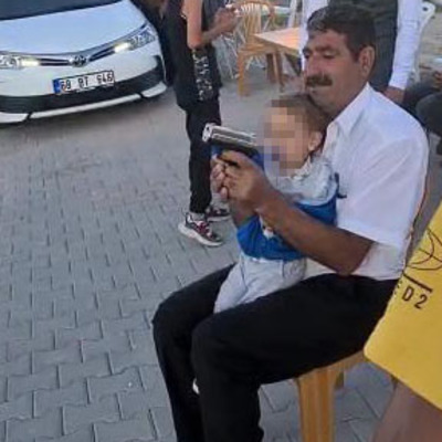 İki yaşındaki torununa silahla ateş ettirdi!