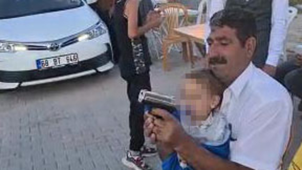 İki yaşındaki torununa silahla ateş ettirdi!