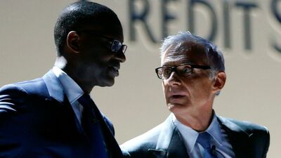 Dev bankada ırkçı doğumgünü skandalı