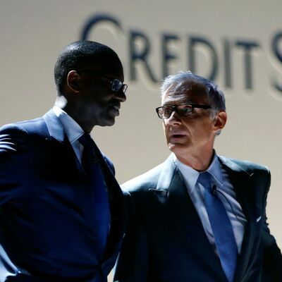 Dev bankada ırkçı doğumgünü skandalı