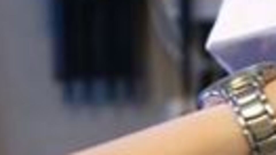 Hastanedeki ilk aşı gönüllü sağlık personeline yapıldı