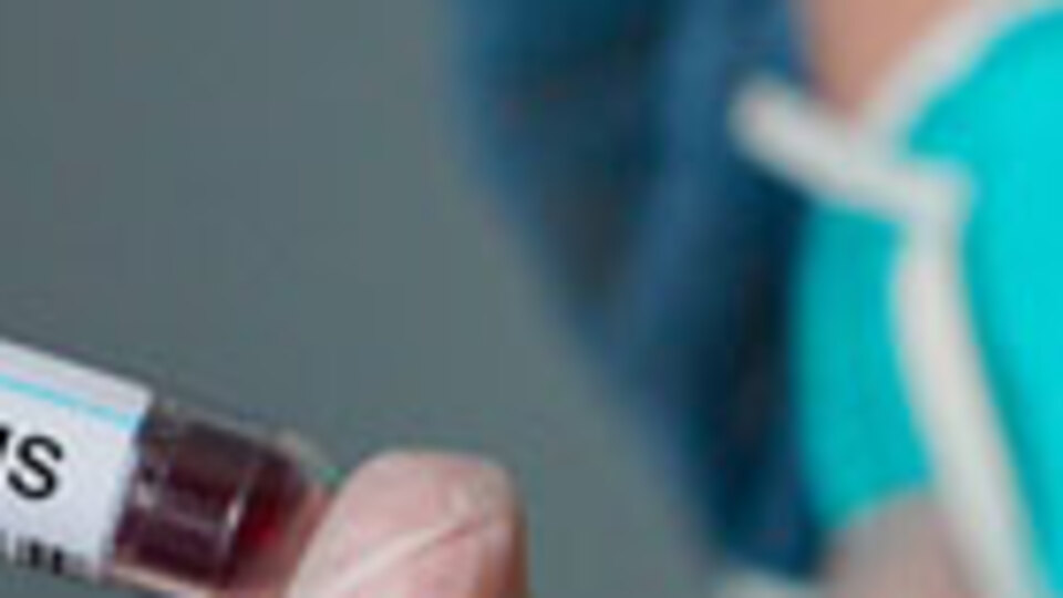 İngiliz uzmanlar: Virüs ülkenin başına silah dayamış durumda