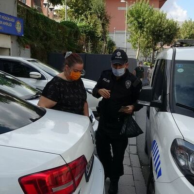 Polisin yanına gidip elindeki poşeti gösterdi ve...