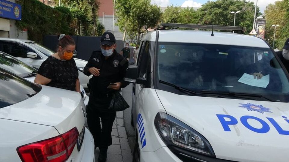 Polisin yanına gidip elindeki poşeti gösterdi ve...