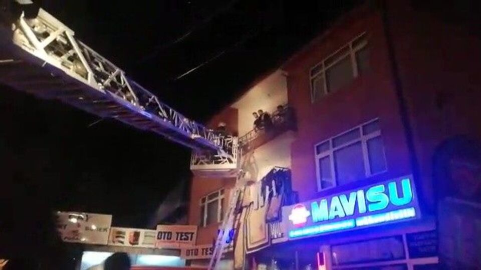 Düzce'deki yangında 5 kişi mahsur kaldı