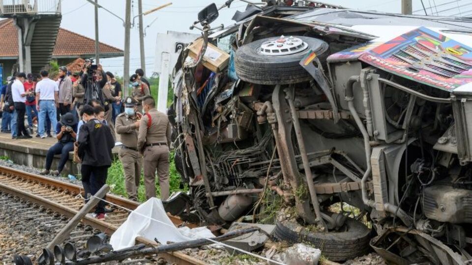 Tayland'da feci kaza! 17 ölü, 30 yaralı