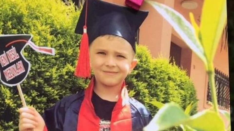 Minik Çınar, geri kayan aracın altında kaldı