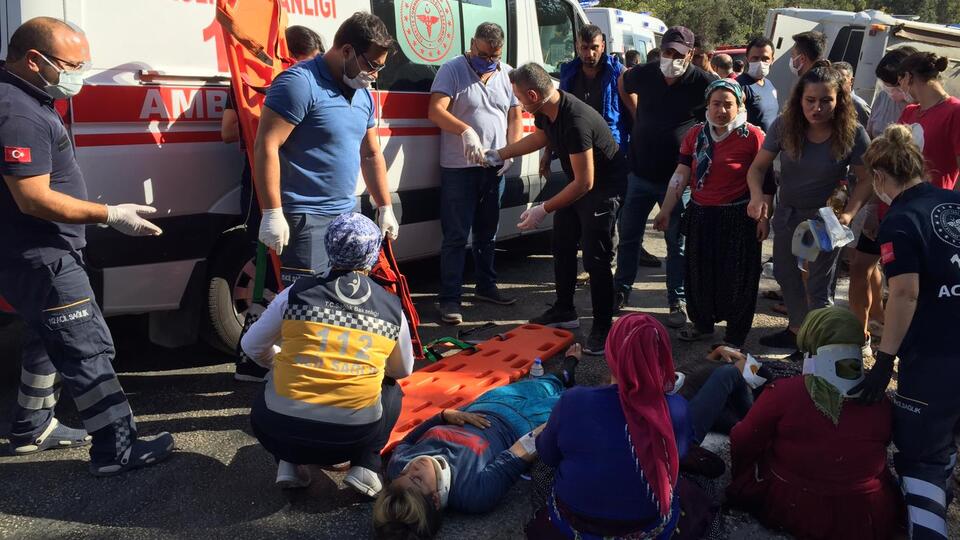 Tarım işçilerini taşıyan midibüs devrildi: 1 ölü, 28 yaralı!