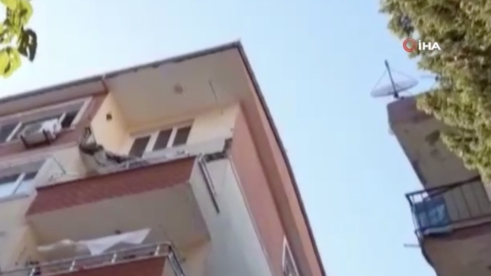 Avcılar'da balkon çöktü!