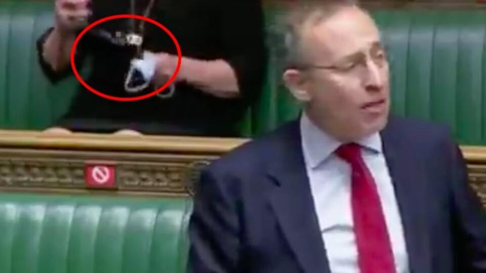 İngiliz Parlamentosunda şaşırtan 'maske' görüntüsü!