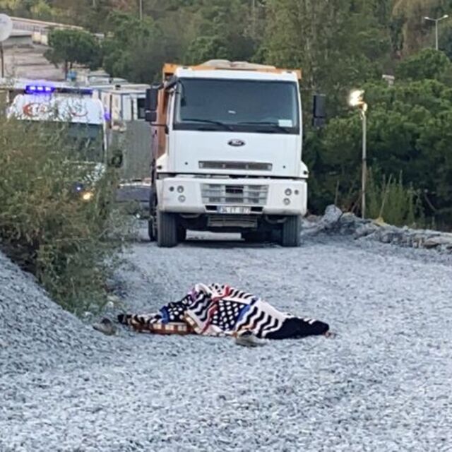 Kamyonun altında kalan işçi öldü