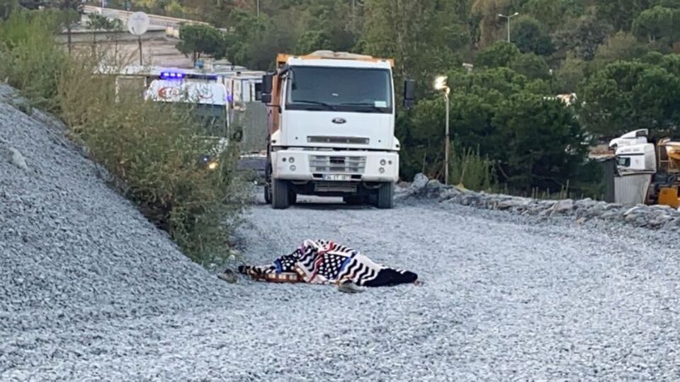 Kamyonun altında kalan işçi öldü