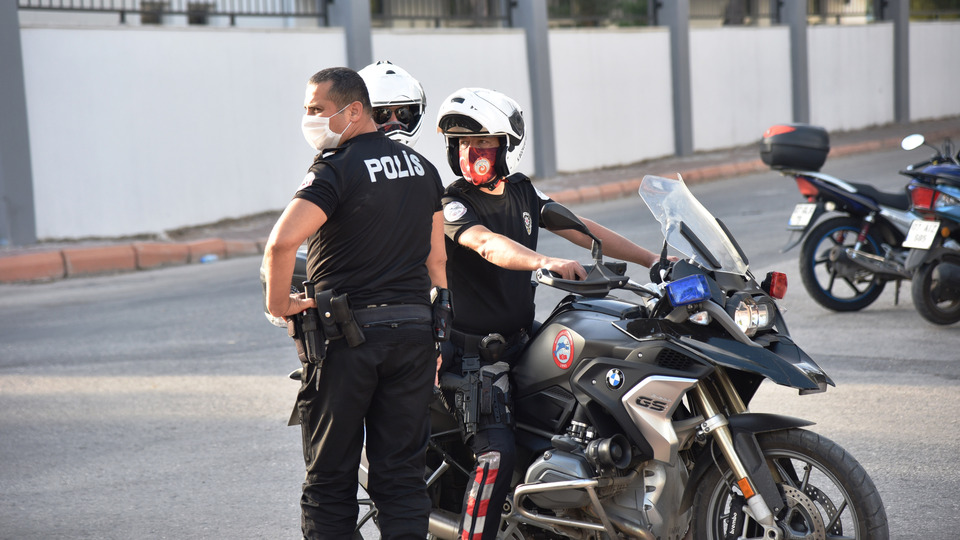 Emniyetten kaçan kelepçeli şüpheli kıskıvrak yakalandı!