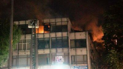 Fatih'te yangın paniği: İş yeri alev aldı