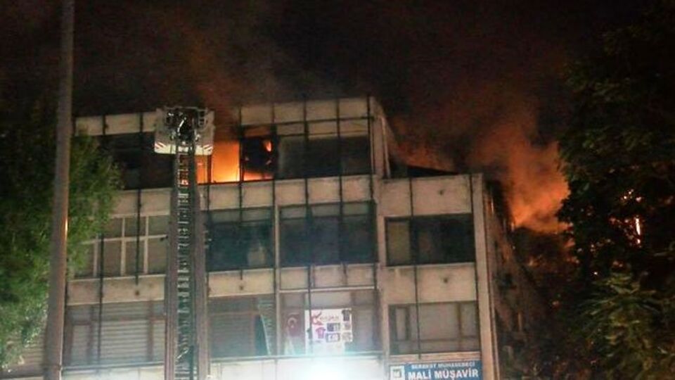 Fatih'te yangın paniği: İş yeri alev aldı