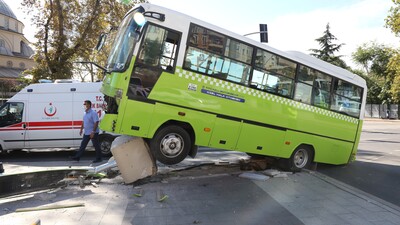 Ticari araç halk otobüsü ile çarpıştı: 7 yaralı!