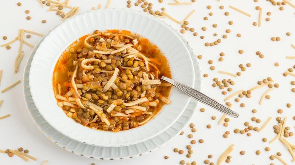 Erişteli yeşil mercimek çorbası nasıl yapılır?