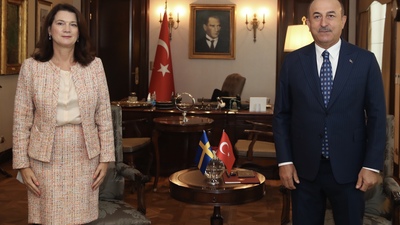 Çavuşoğlu'ndan İsveçli bakana canlı yayında çifte standart dersi!