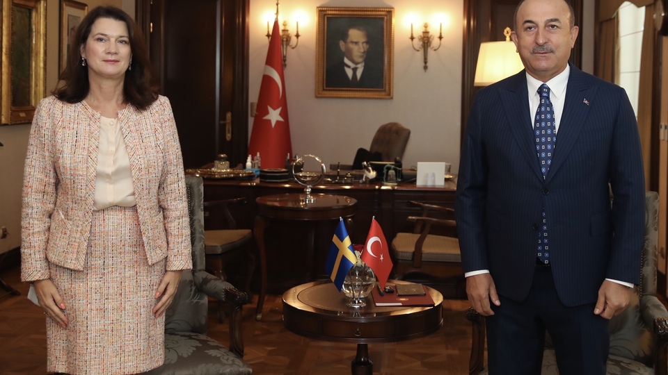 Çavuşoğlu'ndan İsveçli bakana canlı yayında çifte standart dersi!