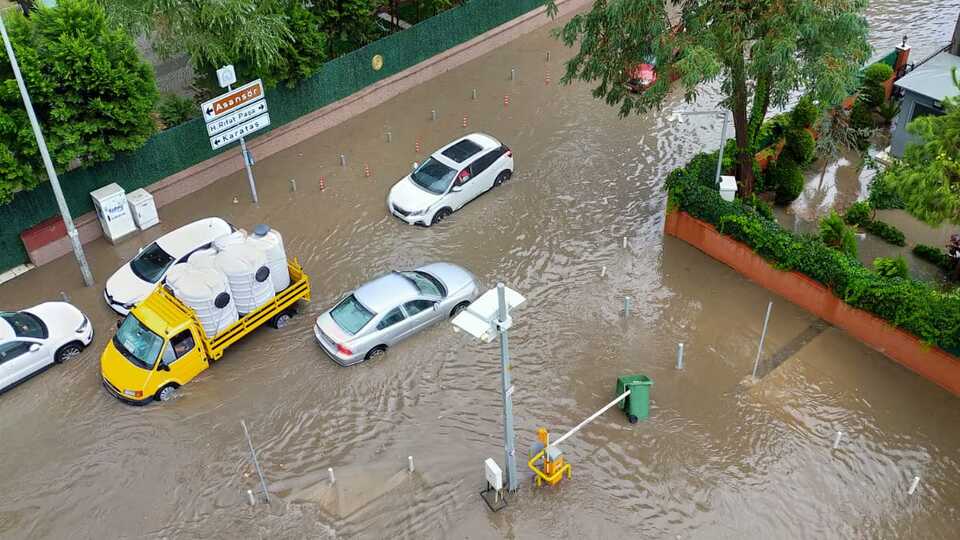 Şiddetli yağış İzmir'i vurdu!