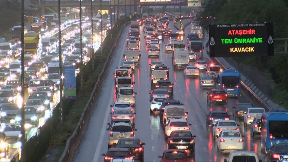 İstanbul'da yağmur trafiği felç etti