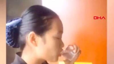 Çinli görevli, işini iyi yaptığını 'tuvalet suyu' içerek kanıtladı!