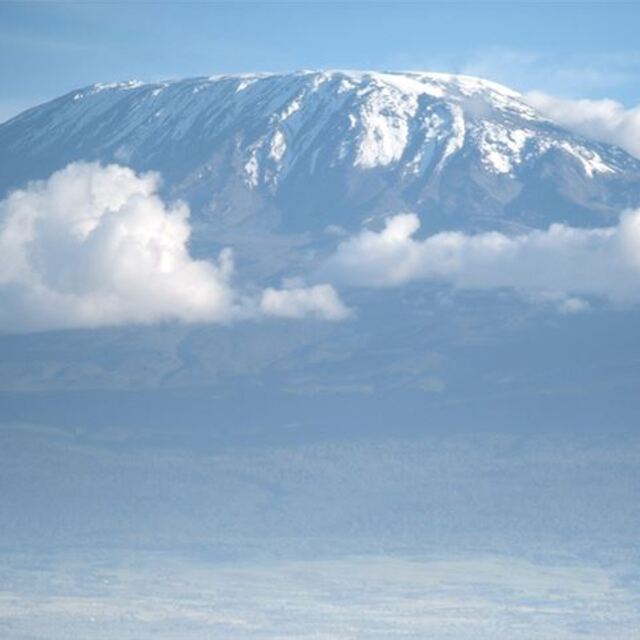 Kilimanjaro Dağı'ndaki yangın 3 gündür devam ediyor