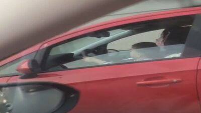 Kucağında çocuk ile araç kullanan sürücü yakalandı