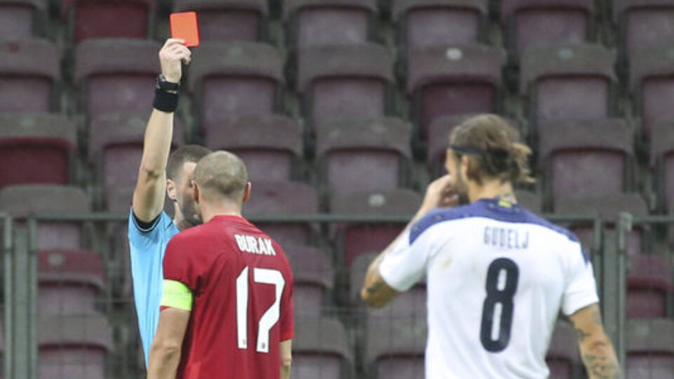 Burak Yılmaz kırmızı kart gördü