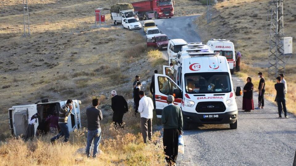 Malatya'da işçi servisi devrildi: 14 yaralı
