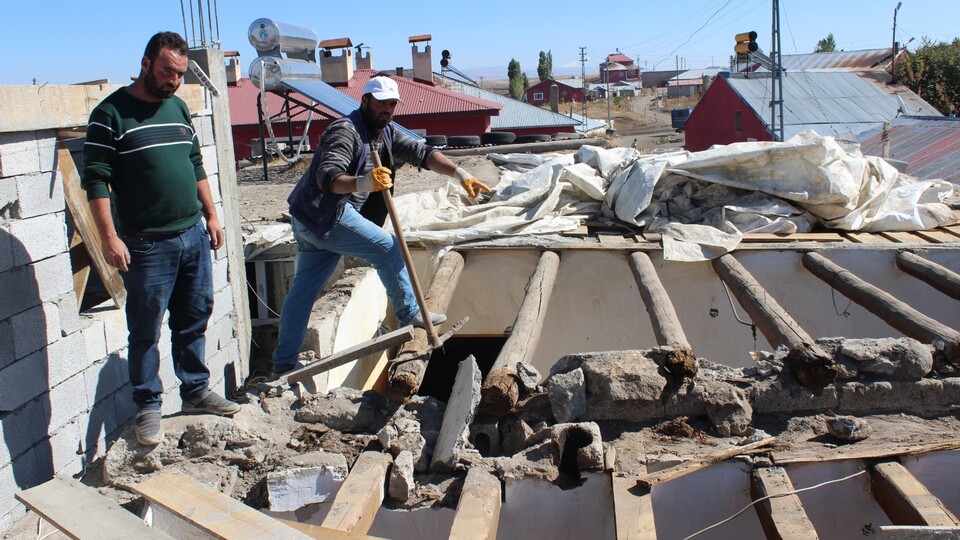Evini yılanlar sarınca yıkmak zorunda kaldı!
