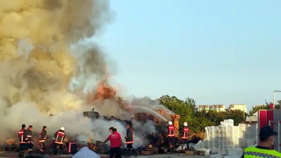 Fabrika bahçesinde korkutan yangın!