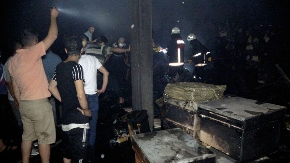 Mersin'de sandık deposu alev alev yandı