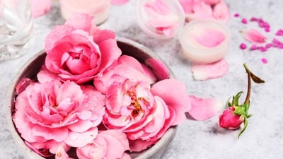 Cildi pürüzsüzleştiren gül maskesi tarifleri