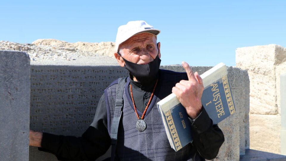 Kendi kendine Urartuca öğrenmişti... Emekli oluyor!